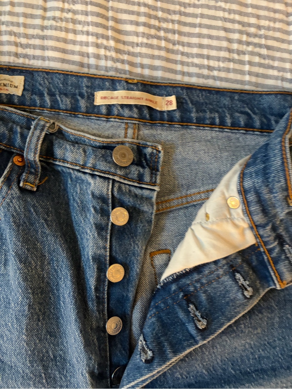Levi’s Ribcage Straight - Picture 3 of 6